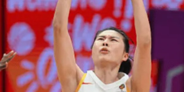 女篮半场惨败比利时！杨舒予张子宇遮羞布，2内狂铁，攻守曝弊端