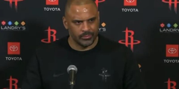 乐鱼体育APP-溃败掘金发布会！乌度卡全程甩锅不满攻守，直指杜兰特被包夹问题